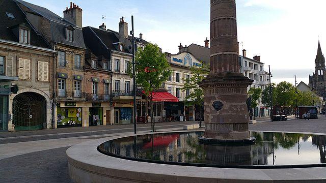 Moulins-sur-Allier - Immobilier - CENTURY 21 Pierre Immobilier - place de l’Allier_grand café