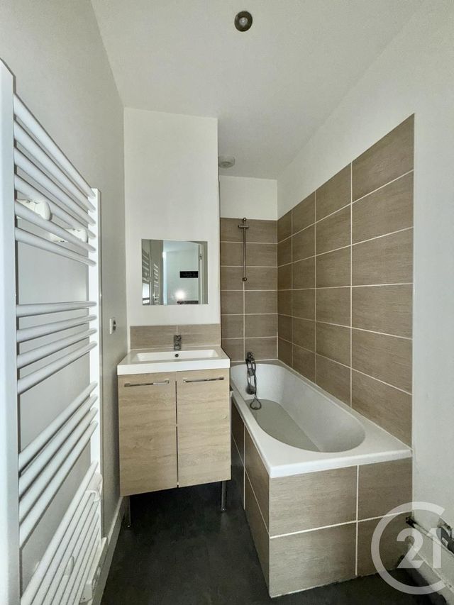 Appartement à louer - 2 pièces - 35.0 m2 - MOULINS - 03 - AUVERGNE - Century 21 Pierre Immobilier