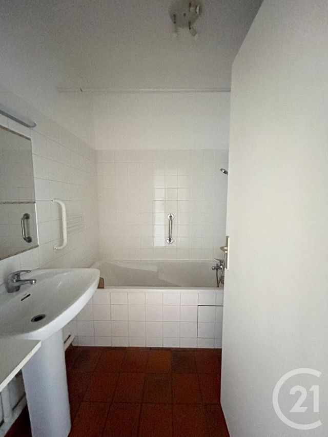Appartement F2 à louer - 2 pièces - 66.0 m2 - MOULINS - 03 - AUVERGNE - Century 21 Pierre Immobilier